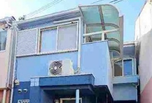 【外観】 | 西宮市上田中町　中古戸建 | バルコニーに屋根があり、急な雨でも洗濯物も濡れずに安心