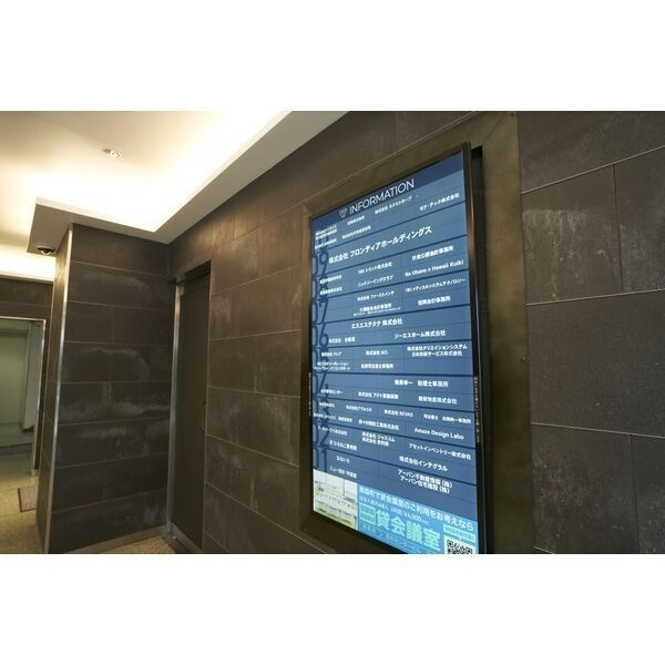 ニュー若杉ビルのエントランス