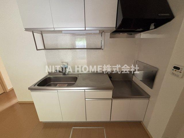 朝来市和田山町平野のアパートのキッチン|部屋が広くとれるオープンキッチンです◎