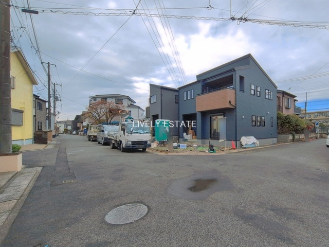 草加市新里町 新築分譲住宅 全2棟 1号棟の前面道路含む現地写真