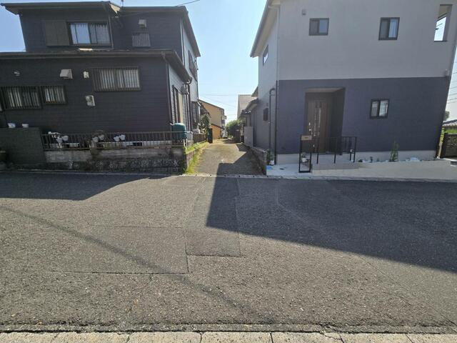 【前面道路含む現地写真】 | 前面道路と接面。