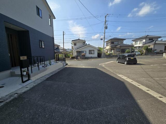【前面道路含む現地写真】 | 前面道路は、公道幅員６ｍ。