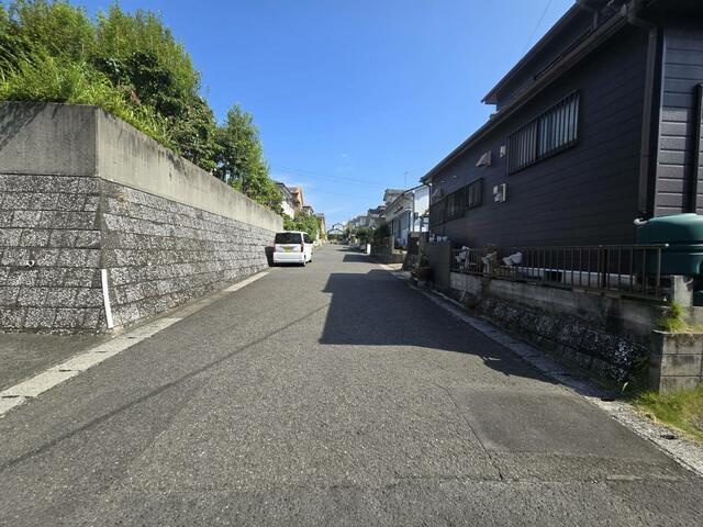 【前面道路含む現地写真】 | 前面道路は、公道幅員６ｍ。