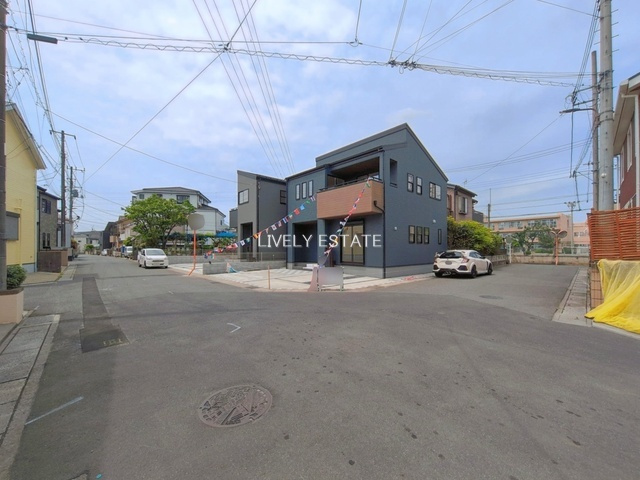 草加市新里町 新築分譲住宅 全2棟 2号棟の前面道路含む現地写真