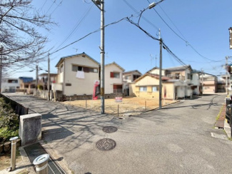 【前面道路含む現地写真】 | 【閑静な住宅地でのびのび子育て】閑静な住宅地で子育て家族にピッタリ。毎日のお散歩も快適な緑に恵まれたエリアです。
