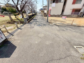 【前面道路含む現地写真】 | ＪＲ阪和線「北信太」駅まで徒歩１５分！毎日の通勤・通学に便利ですね♪