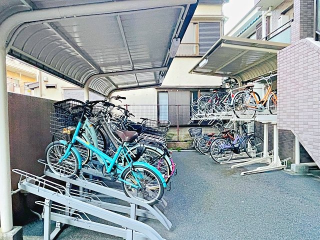 ナイスアーバン北綾瀬第２の駐輪場|敷地内駐輪スペース完備！屋根付きの為、雨の日も安心です♪※空き状況等はお気軽にお問い合わせください(＾＾)
