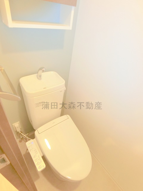ZOOＭ蒲田EASTのトイレ|棚収納と温水洗浄便座付きのトイレ