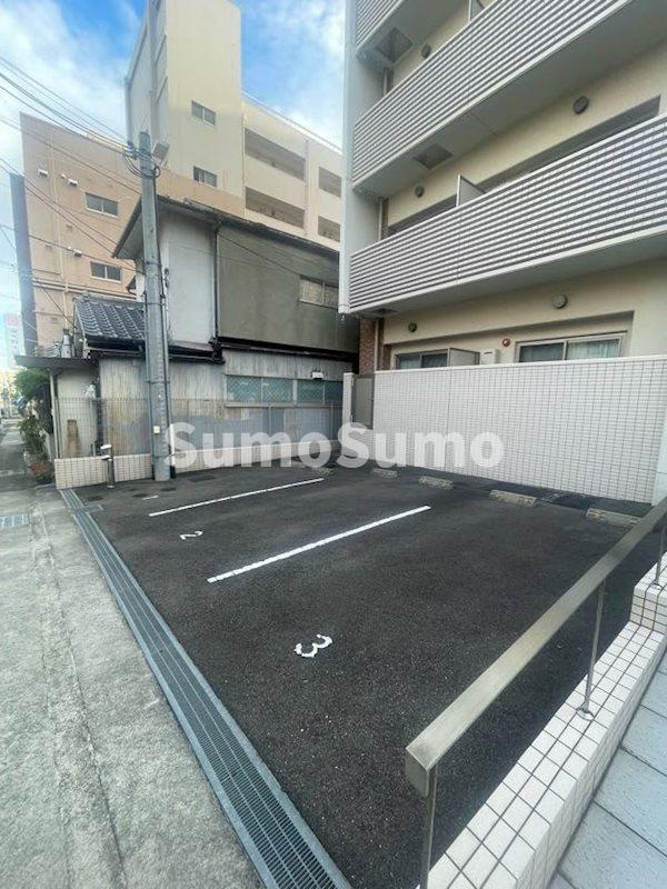 ウエストヒルズ大倉山の駐車場