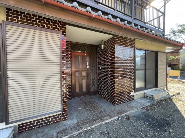 中古戸建・中古住宅　佐野市吉水町　吉水小学校・田沼東中学校の玄関|昭和レトロな雰囲気の玄関！