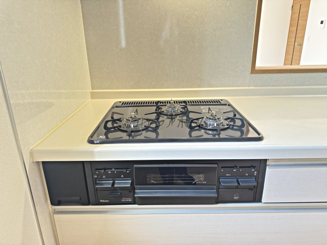 所沢市下富　中古一戸建　～リフォーム完了済～のキッチン|3口コンロ