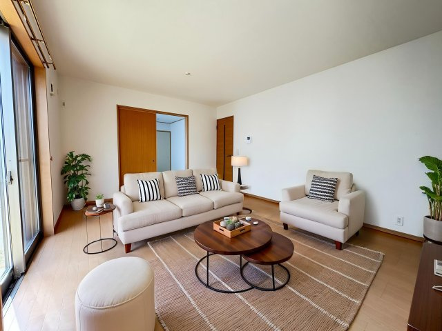 所沢市下富　中古一戸建　～リフォーム完了済～の居間・リビング|南向きの陽当良好良好のLDK16帖（家具はCG画像での表示になります）