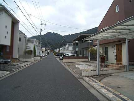 安佐南区山本新町5丁目の前面道路含む現地写真