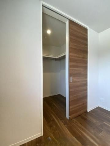 S-room曰佐　西館の収納|【人気シリーズ物件】全洋室ウォークインクローゼット、収納が豊富です♪