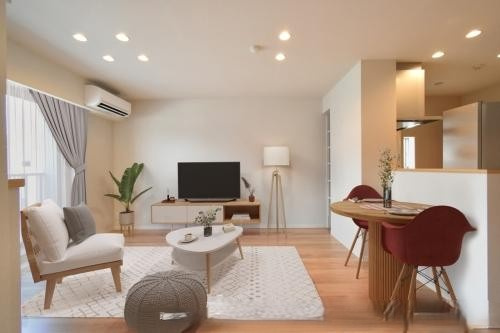 S-room曰佐　西館の居間・リビング|【人気シリーズ物件】綺麗な室内、ＬＤＫ１４．１帖、お二人から家族団らんでゆったりくつろげる２ＬＤＫ、やわらかな採光が快適な暮らしを彩ります♪
