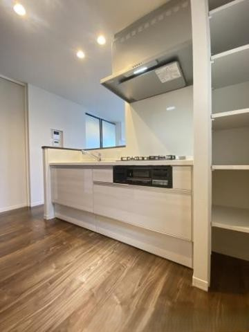 S-room曰佐　西館のキッチン|【人気シリーズ物件】対面式カウンターシステムキッチン（ガスコンロ付き）、料理のレパートリーも増えます。