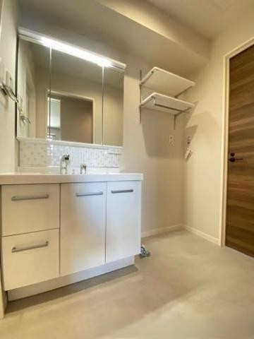 S-room曰佐　西館の洗面所|室内洗濯置場、洗面化粧台（ワイドシンク・シャワー・三面鏡）、お洒落で素敵なデザインです♪
