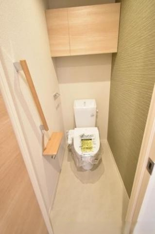S-room曰佐　西館のトイレ|【人気シリーズ物件】トイレ（温水洗浄便座・手洗いカウンター付き）、とても綺麗で清潔感があります♪