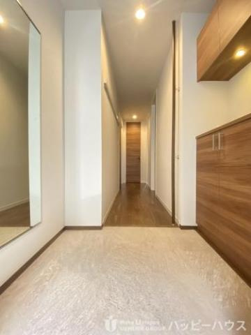 S-room曰佐　西館の玄関|【人気シリーズ物件】広々玄関周り、シューズクロークも有り、これだけあれば安心！靴もたくさん収納できます♪