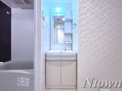 【独立洗面台】 | S-RESIDENCE浄心East | 独立洗面台、小物を置くことができて便利です