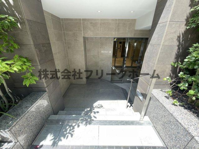 三鷹市上連雀２丁目の賃貸マンションのエントランス