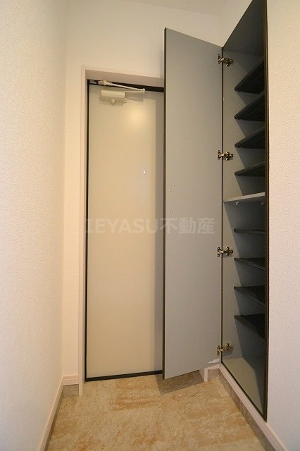 広島市西区庚午北１丁目のアパートの玄関
