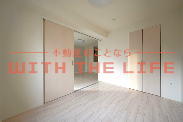 サクラヴィラージュ津福【キャッシュバック対象物件】の居間・リビング|ゆったり過ごせるリビングです