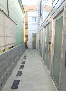 東村山市本町４丁目のアパートのエントランス