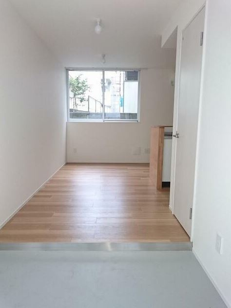 東村山市本町４丁目のアパートの玄関