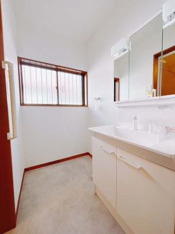 【中古戸建】前橋市下大島町１期の独立洗面台|■洗面室｜大きな鏡で朝の身支度もラクラク♪毎日の忙しい準備が楽しくなる洗面所です(^^♪