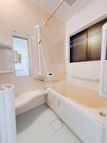 【中古戸建】前橋市下大島町１期の浴室|■浴室｜足を伸ばしてゆったりと入浴ができる1坪タイプのバスルームです♪備え付けの棚には家族一人一人のシャンプーを分けて置くことができます♪バスルームをいつもすっきりと使えますね♪