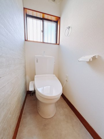 【中古戸建】前橋市下大島町１期のトイレ|■トイレ｜1階、2階にもトイレをご用意しております♪窓付きなので常に換気もでき、綺麗保てます♪