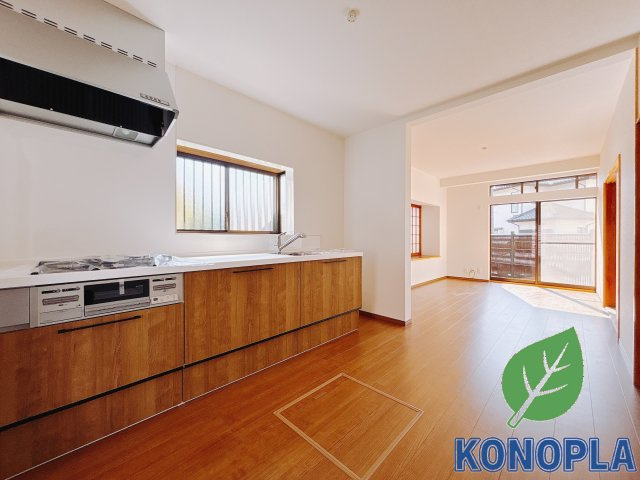 【中古戸建】前橋市下大島町１期のキッチン|■キッチン｜ワークトップの幅が広く、お子様といっしょにお料理をつくったり、ちょっとしたパーティーも楽しめます。フラットなのでお掃除がしやすいのもポイントです♪