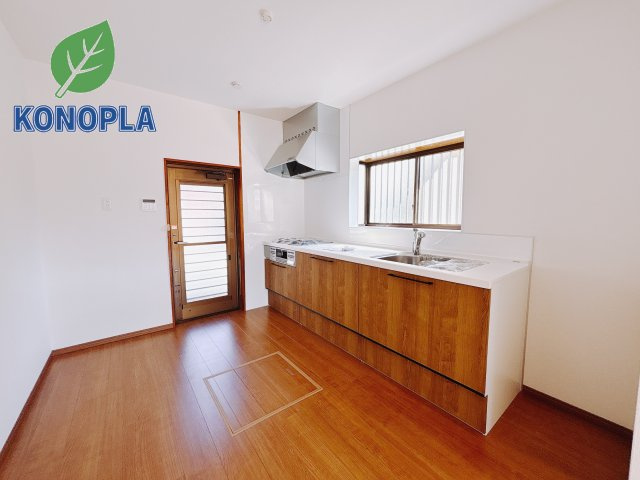 【中古戸建】前橋市下大島町１期のキッチン|■ワークトップ下には大きなお鍋も楽々収納可能なスライド収納！ものが溢れがちなキッチン回りもスッキリきれいに管理ができます♪