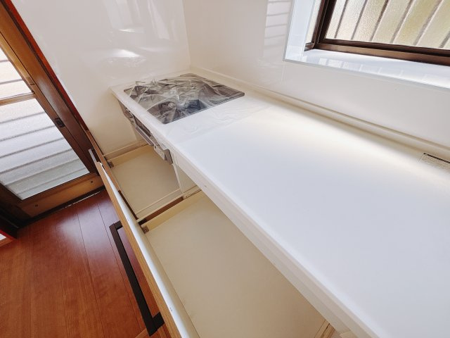 【中古戸建】前橋市下大島町１期のキッチン|■キッチン｜全スライド式収納キッチン♪お皿や鍋の出し入れもラクラクです（＾＾）！