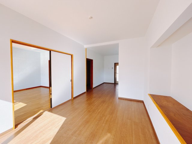 【中古戸建】前橋市下大島町１期の居間・リビング|■リビング｜木製で懐かしさのある家具やアンティーク調の小物に囲まれてレコードを流したり小説を読んだり…そんな心ときめく暮らしをしませんか？