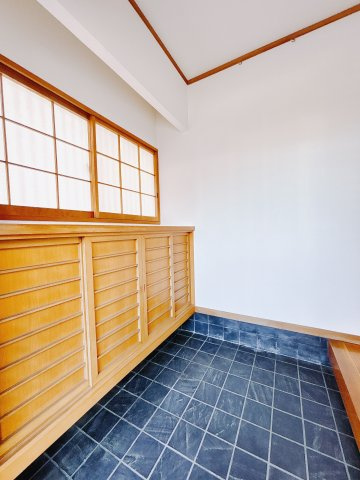 【中古戸建】前橋市下大島町１期の玄関|■玄関｜太陽の光をたっぷり採り込む南玄関☆ご家族の靴がたくさんしまえる下駄箱付き。お子様の靴がこれから増えても安心な大きさです。