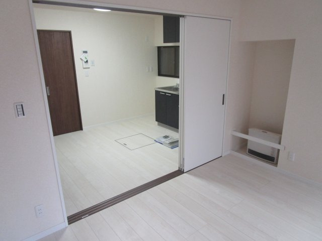 仕切りを開けると洋室と繋がります