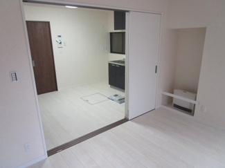 仕切りを開けると洋室と繋がります