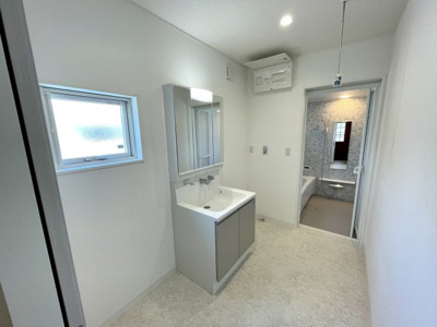 【独立洗面台】 | 【新築分譲住宅】東根市六田　平屋建て　全2棟 | 【Powder room】
十分な大きさの洗面台は、身だしなみチェックや歯磨きなど、朝の慌ただしい時間でも余裕とゆとりを感じて頂けます。