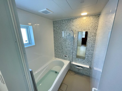 【浴室】 | 【新築分譲住宅】東根市六田　平屋建て　全2棟 | 【Bathroom】
上質が感じられるカラーリングで、清潔な空間美を実現。一日の疲れが癒される優雅なバスタイムを堪能できるゆとりあるバスルームです。