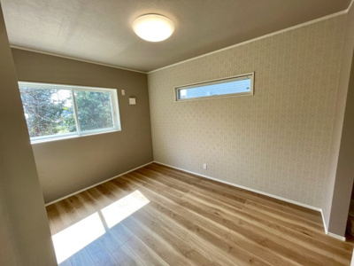 【洋室】 | 【新築分譲住宅】東根市六田　平屋建て　全2棟 | 【Room】
大きな窓からは快適な光を取り入れ、通気性能を上げる事で居心地の良い空間を演出します。多くの時間を過ごす住まいだからこそ、いつも快適な場所であるように心掛けています。