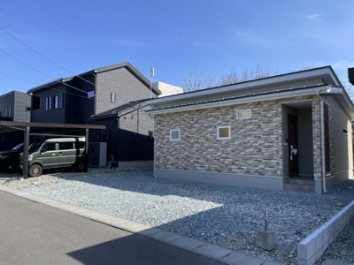 【外観】 | 【新築分譲住宅】東根市六田　平屋建て　全2棟 | 【Appearance】
堂々たる趣ながら、主張し過ぎずどこか余裕を感じさせるシャープなフォルムで佇む邸宅は、晴天の空と照らし合わせる事で、本来あるべき完成形の姿を見せてくれます。