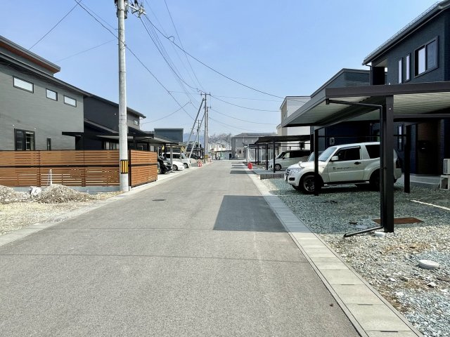 【前面道路含む現地写真】 | 【新築分譲住宅】東根市六田　平屋建て　全2棟 | 前面道路6メートル以上です♪