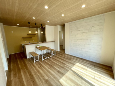 【居間・リビング】 | 【新築分譲住宅】東根市六田　平屋建て　全2棟 | 【Living room】
家族と過ごすひと時を溢れる光が優しく包み込むリビングダイニング。家族とともに、心穏やかに過ごすひととき。家族との時間、自分の時間を大切にできる空間がここにあります。