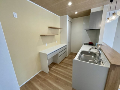 【キッチン】 | 【新築分譲住宅】東根市六田　平屋建て　全2棟 | 【Kitchen】
家事動線やリビングとのつながりに配慮し、食事の準備や片付けなどの家事を楽しくするキッチンスペースに仕上げました。毎日使う場所だから気持よく使えて、居心地の良い空間に。