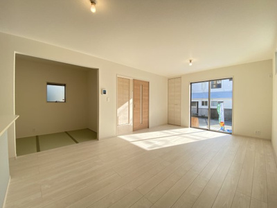 【居間・リビング】 | 宜野湾市赤道（全2棟）2号棟 | ※同仕様写真です