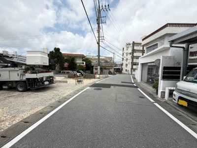 【前面道路含む現地写真】 | 宜野湾市赤道（全2棟）2号棟 | ※前面道路5.6m♪