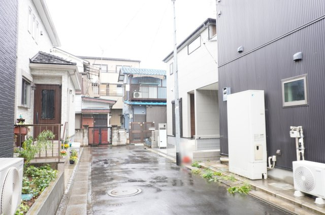 越谷市東越谷4丁目 新築分譲住宅の前面道路含む現地写真