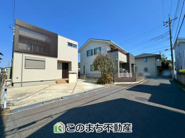 宇都宮市峰2丁目　中古戸建の前面道路含む現地写真|前面道路は広々としてます！運転が苦手な方でもお車の出し入れ簡単で安心です☆
